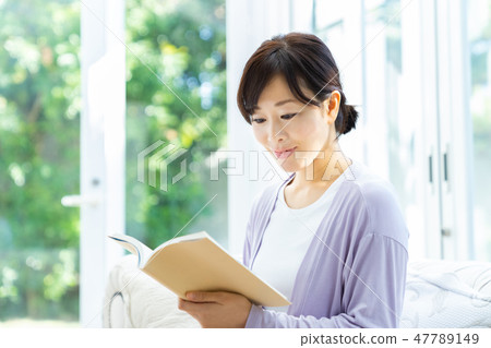 使用片劑的母親中年婦女全職主婦 47789149