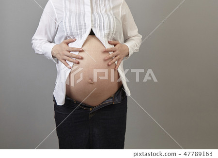 產婦照片/白襯衫/正面 產婦照片/白襯衫/正面 47789163