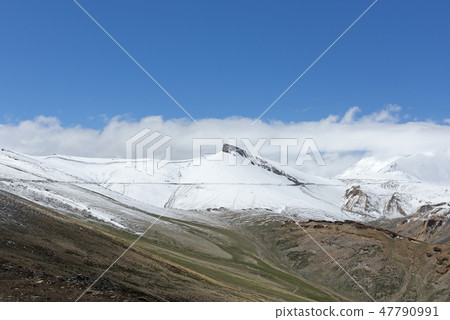 Beautiful landscape and road to Tanglang la pass Beautiful landscape and road to Tanglang la pass 47790991