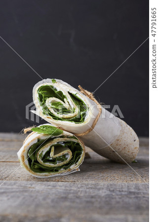 wrapped sandwiches with spinach and cream cheese 47791665