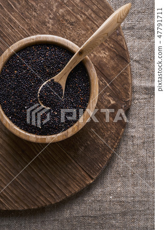 bowl with raw black quinoa  47791711