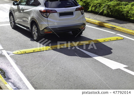 減速車道一般道路駕駛道路標誌禁止駕駛駕駛自行車警察違反交通法 減速車道一般道路駕駛道路標誌禁止駕駛駕駛自行車警察違反交通法 47792014