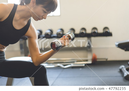Weight training young lady 47792235