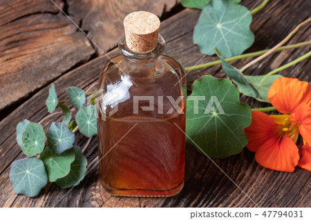 Nasturtium tincture with fresh blooming nasturtium 47794031
