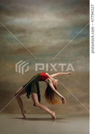 The woman dancing on gray 47794327