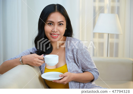 Young woman drinking tea 47794328