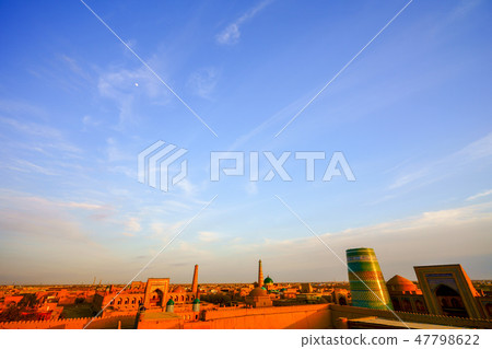 Evening landscape of the castle wall of Khiva in Uzbekistan Evening landscape of the castle wall of Khiva in Uzbekistan 47798622