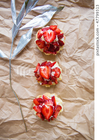 cupcake with strawberries 47799313