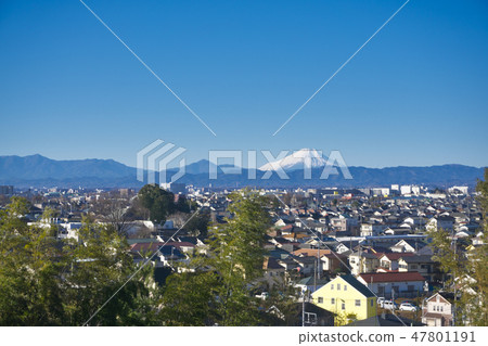 Scenery in the direction of Mt. Fuji seen from the narrow mountains green area observation plaza in winter 47801191