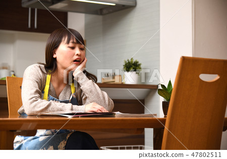 Dining table Female housed housewife Dining table Female housed housewife 47802511