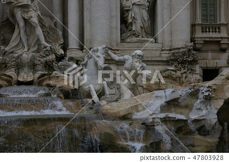 Italy Trevi fountain in winter Italy Trevi fountain in winter 47803928