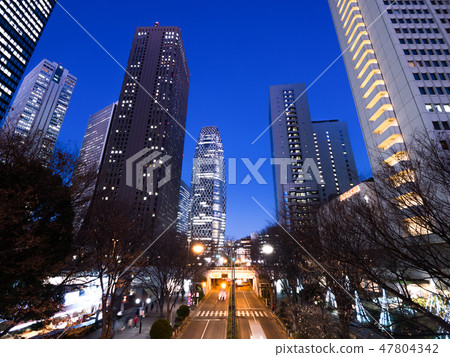 新宿高層建築街道在東京夜 47804342