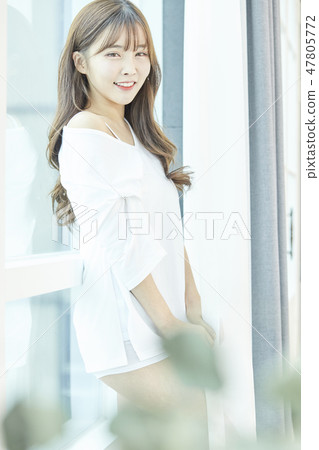 年輕的女人 47805772