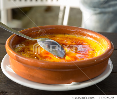 Creme brulee dessert known as Burnt cream Creme brulee dessert known as Burnt cream 47806026