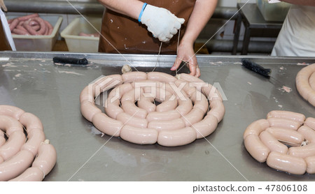 Manual binding of raw sausages 47806108