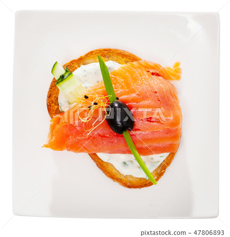 Toasted bread with creamy sauce, salmon and cucumber Toasted bread with creamy sauce, salmon and cucumber 47806893