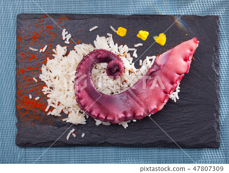 Boiled octopus with rice 47807309