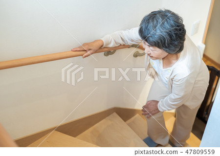 上升台階的資深女性年長老人 上升台階的資深女性年長老人 47809559