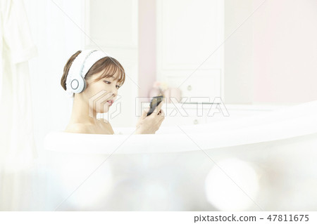 Young woman, bath, shower, bathroom Young woman, bath, shower, bathroom 47811675