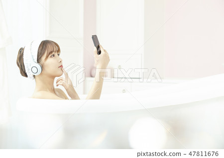 Young woman, bath, shower, bathroom 47811676