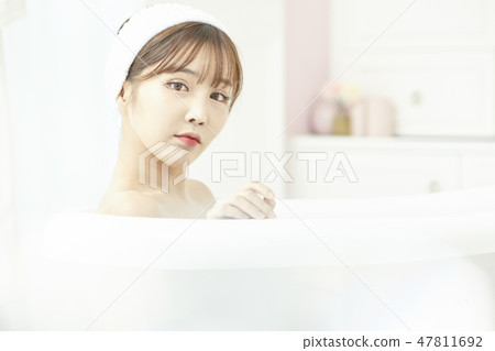 Young woman, bath, shower, bathroom 47811692
