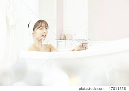 Young woman, bath, shower, bathroom 47811858
