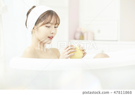 Young woman, bath, shower, bathroom Young woman, bath, shower, bathroom 47811868