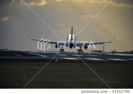 一架飛機 47812790