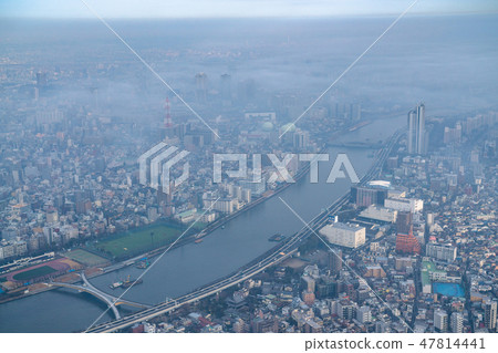 “東京”東京的早晨被霧籠罩著 47814441