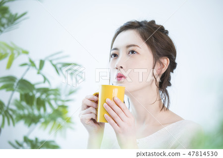 Young women · tea time Young women · tea time 47814530