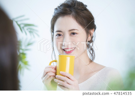 Young women · tea time Young women · tea time 47814535