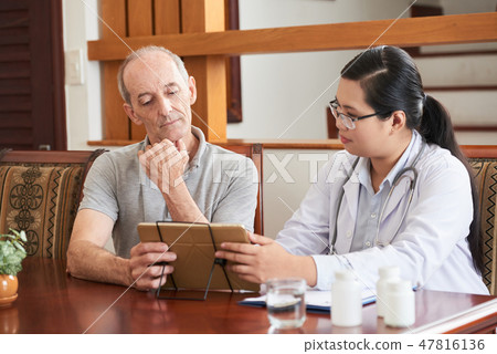 Doctor showing test results 47816136