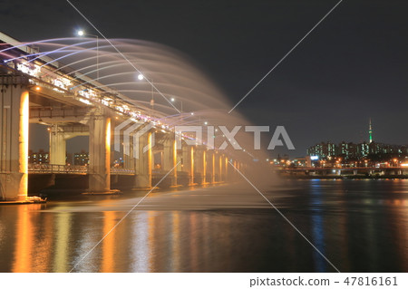 Fountain of Dongpu Bridge in Seoul, Korea Fountain of Dongpu Bridge in Seoul, Korea 47816161