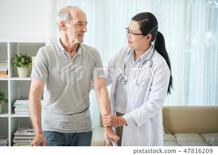 Nurse visiting patient 47816209