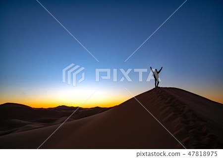 在摩洛哥/撒哈拉大沙漠的日出 47818975