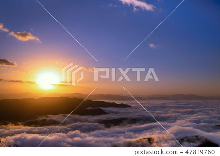 雲海和日出 47819760
