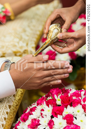 Watering, blessing, married couple 47820501