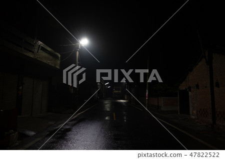 深夜村莊的街道 47822522