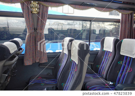 旅遊巴士在車裡 47823839