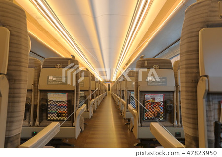 東北新幹線裡面的火車 47823950