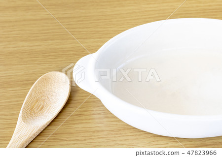 焗菜和桌子 47823966