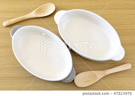 焗菜和桌子 47823978