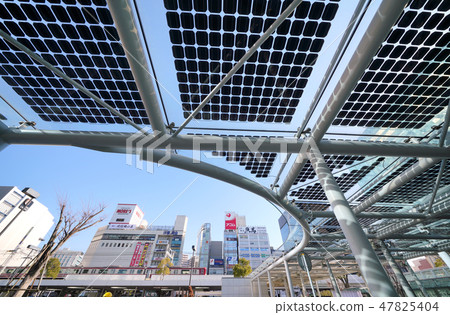 日本川崎市中心川崎站東口光伏板安裝在廣場的出租車避難所 47825404