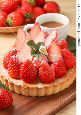 Strawberry tart 47825916