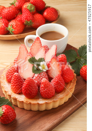 Strawberry tart 47825917