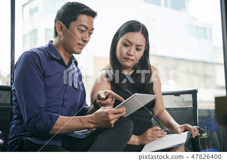 Business people discussing e-mail 47826400