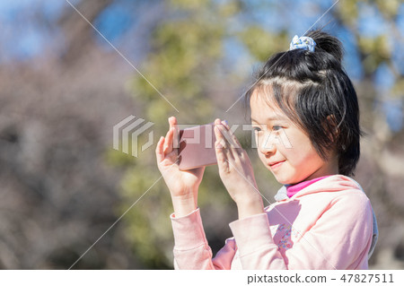 使用智能手機的小學學生 47827511