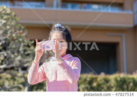 使用智能手機的小學學生 47827514