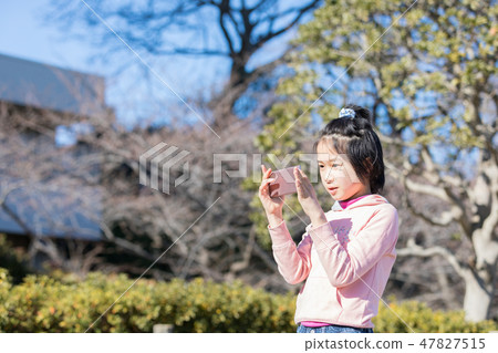 使用智能手機的小學學生 47827515