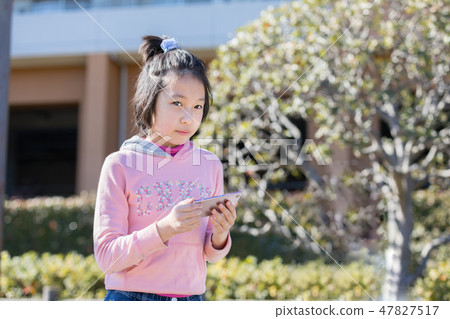使用智能手機的小學學生 47827517